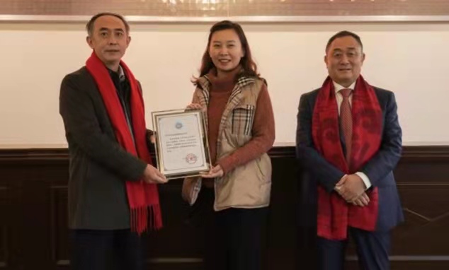 微信图片_颁发景宏奖章.jpg